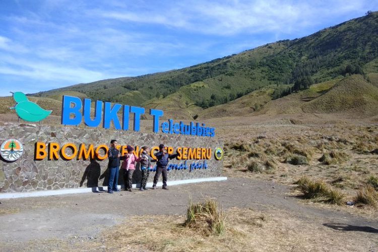 Sejumlah wisatawan saat berfoto di tugu nama Bukit Teletubbies, Gunung Bromo beberapa waktu lalu. Tugu nama itu menuai protes karena dianggap merusak kawasan.