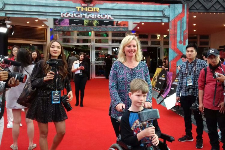 Daniel, anak lelaki beruntug yang genggam palu sakti Thor, dalam gelaran karpet merah film Thor: Ragnarok di Hoyts EQ, Sydney, Australia, Minggu (15/10/2017).