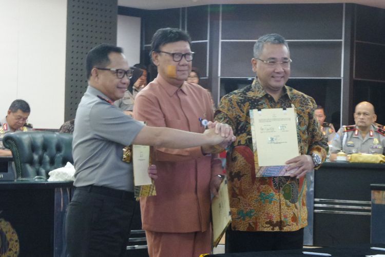 Polri, Kementerian Dalam Negeri, dan Kementerian Desa, Pembangunan Daerah Tertinggal dan Transmigrasi menandatangani nota kesepahaman mengenai dana desa di Mabes Polri, Jakarta, Jumat (20/10/2017)