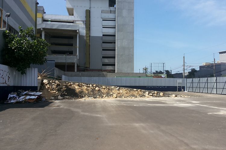 Suasana di lokasi lahan yang dijadikan area pembangunan rumah susun di Stasiun Pondok Cina, Depok pada Selasa (24/10/2017). Terpantau lahan sudah difungsikan kembali untuk tempat parkir kendaraan. Sama sekali tak ada aktivitas proyek di sana.