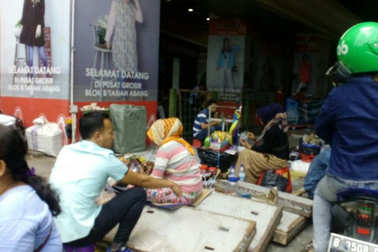 Penjual makanan berjajar di atas trotoar depan gedung blok A dan B Pasar Tanah Abang, Jakarta Pusat, Rabu (25/10/2017).