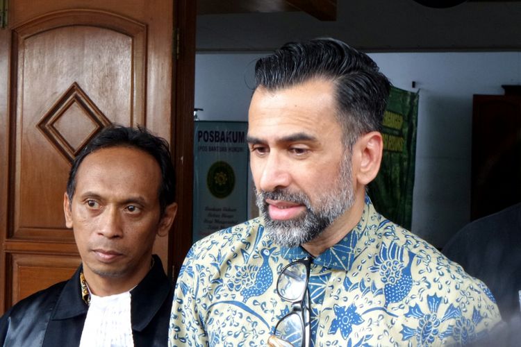 Artis peran Jeremy Thomas saat diabadikan usai sidang putranya, Axel Matthew Thomas di Pemgadilan Negeri Tangerang, Rabu (24/10/2017).