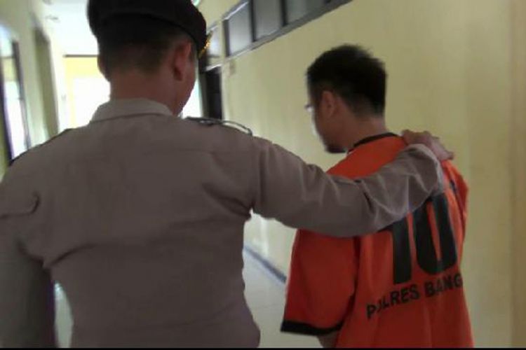 Pelaku pencabulan terhadap dua anak di Merawang Bangka, Kepulauan Bangka Belitung, diamankan polisi. 