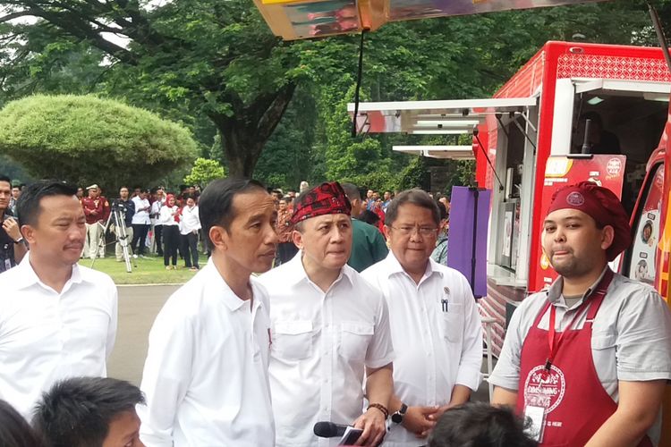 Presiden Joko Widoro saat meninjau salah satu pelaku usaha kreatif dalam perayaa  Hari Sumpah Pemuda di Istana Bogor, Sabtu (28/10/2017).