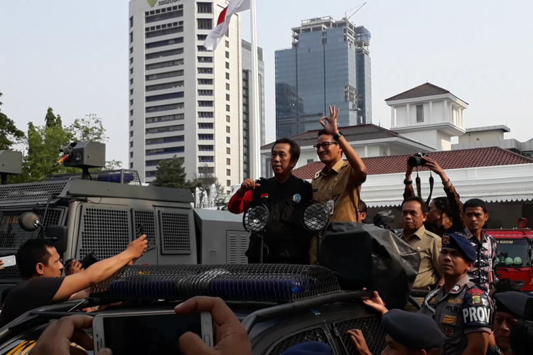Wakil Gubernur DKI Jakarta menemui massa dari berbagai organisasi buruh melakukan aksi unjuk rasa di depan Balai Kota DKI Jakarta, Jalan Medan Merdeka Selatan, Selasa (31/10/2017).