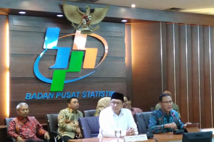 Konfrensi pers Kepala BPS Kecuk Suhariyanto dan Menteri Agama Lukman Hakim Saifuddin terkait indek kepuasan jemaah haji 2017 di Kantor Pusat BPS, Jakarta, Rabu (1/11/2017).
