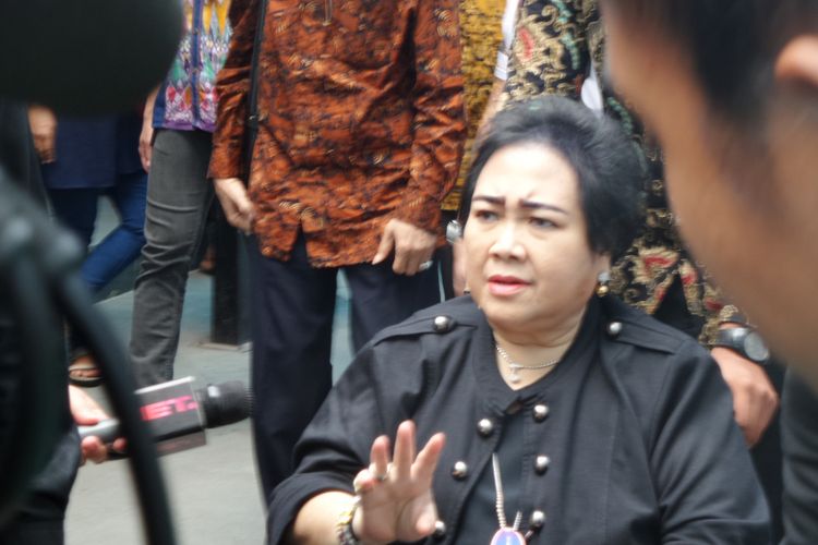 Rachmawati Soekarnoputri berpose seusai menjalani shooting program bincang-bincang Brownis di Gedung Trans, Mampang Prapatan, Jakarta Selatan, Jumat (3/11/2017).