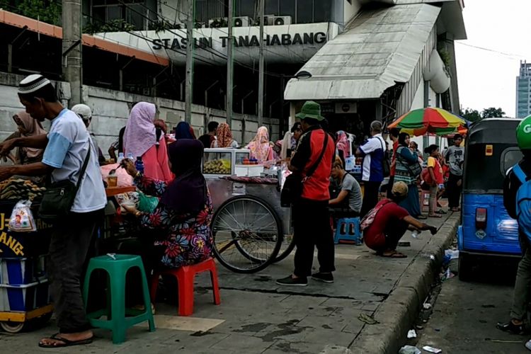 Pedagang kaki lima memenuhi jalur pedestrian di dekat pintu keluar Stasiun Tanah Abang, Kamis (9/11/2017).