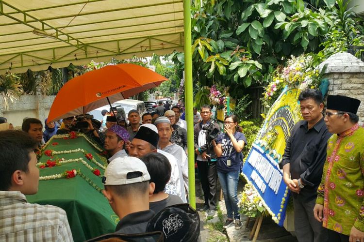 Jasad dokter Lety diberangkatkan ke Masjid untuk disalatkan.