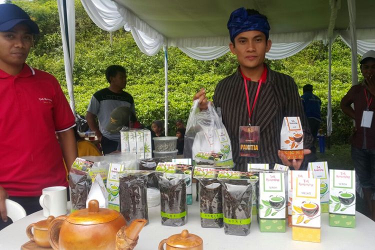 TEH TRADISIONAL --Pengelola UKM menunjukkan teh tradisional asal Kemuning yang sudah dikemas dan siap dijual di Festival Teh di Desa Kemuning, Kecamatan Ngargoyoso, Kabupaten Karanganyar, Minggu (12/11/2017).