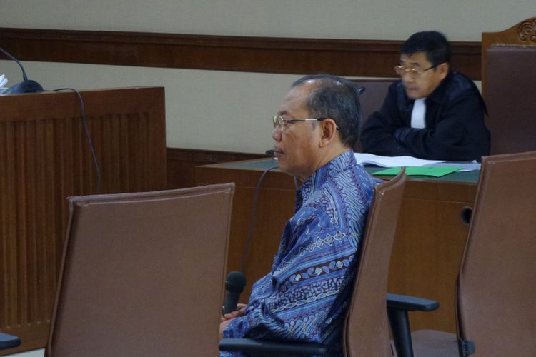 Direktur Utama PT Aquamarine Divindo Inspection duduk di kursi terdakwa di Pengadilan Tipikor Jakarta, Kamis (16/11/2017).