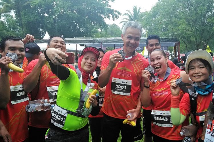 Gubernur Jawa Tengah Ganjar Pranowo Wefie dengan peserta Bank Jateng Borobudur Marathon 2017, Minggu (19/11/2017)