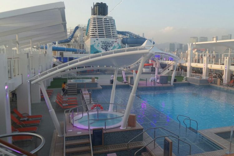 Area Pool Deck, salah satu tempat aktivitas outdoor penumpang kapal pesiar World Dream Cruise.