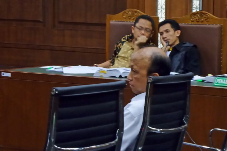 Sekretaris Jenderal Kementerian Desa dan PDTT Anwar Sanusi di Pengadilan Tipikor Jakarta, Rabu (dan tim pengacara Irman Gusman di Pengadilan Tipikor Jakarta, Rabu (22/11/2017).