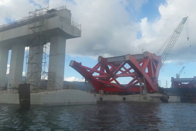 Konstruksi Jembatan Holtekamp di Jayapura per 14 November 2017.