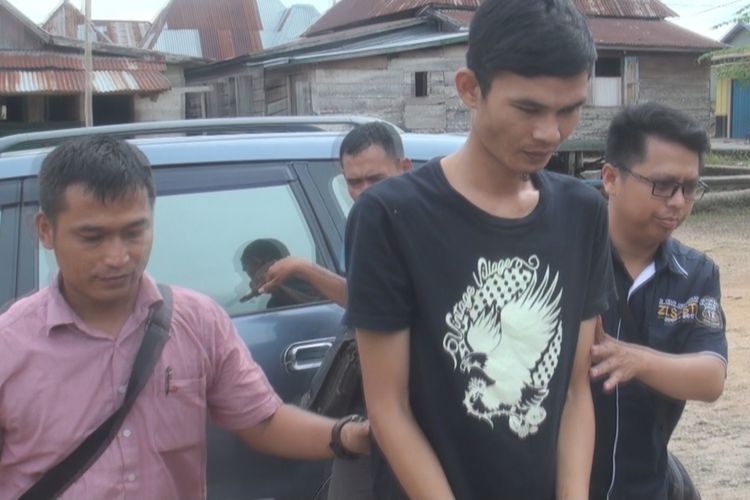Rulyandi, warga Kertapati, Palembang, dibawa ke Maposlek Pemulutan usai ditangkap karena menusuk sesama pemancing di kolam pemancingan di Pemlutan Ogan Ilir beberapa waktu lalu.