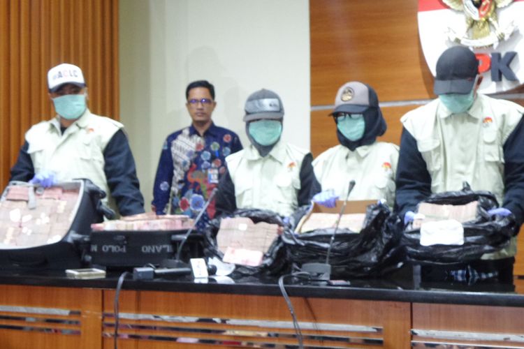 Petugas KPK menunjukan barang bukti berupa uang sebesar Rp 4,7 miliar yang disita saat operasi tangkap tangan di Jambi. Uang ditunjukkan saat jumpa pers di Gedung KPK Jakarta, Rabu (29/11/2017).