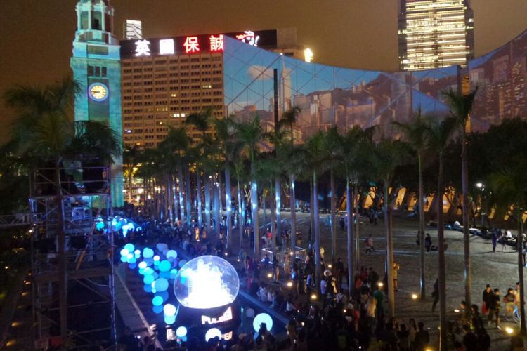 Pelataran di depan Gedung Kesenian Hong Kong saat menyaksikan pertunjukan A Symphony of Lights dan Pulse Light Show di Victoria Harbour, Hong Kong, Jumat (1/12/2017).