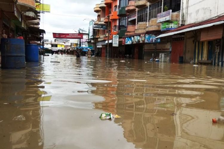 Pasar Induk Kota Lhoksukon, Kabupaten Aceh Utara terendam banjir, Selasa (5/12/2017)