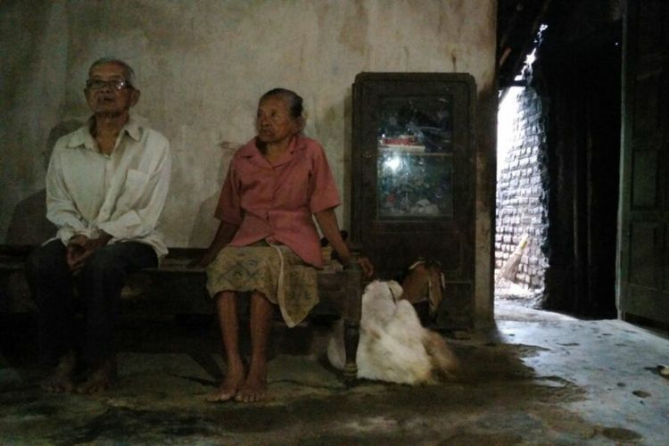 Kadiyo (80) dan Istrinya Wagiyem Dusun Poyahan, Desa Seloharjo, Kecamatan Pundong, Bantul, duduk di Tempat Tidur Bersama 3 Ekor Kambingnya