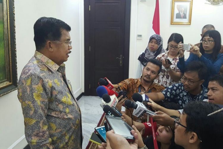 Wakil Presiden Jusuf Kalla saat menjawab pertanyaan awak media di kantor Wakil Presiden, Jakarta, Selasa (12/12/2017).