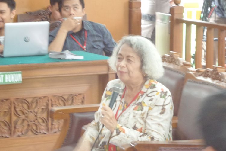 Guru Besar Ilmu Hukum Universitas Padjajaran Komariah Sapardjaja di PN Jakarta Selatan, Selasa (12/12/2017).