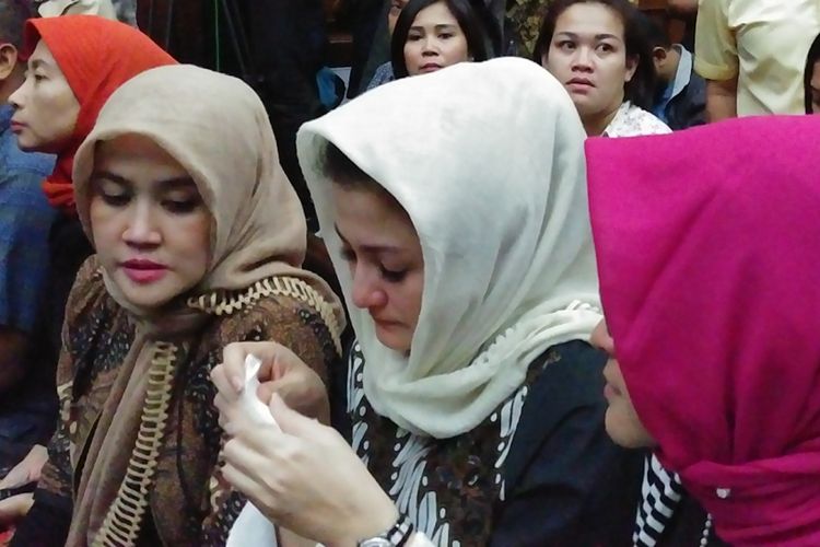 Istri Setya Novanto, Deisti Astiani Tagor, tak bisa menahan tangis saat melihat suaminya, Setya Novanto, memasuki ruang sidang pengadilan tindak pidana korupsi, Jakarta, Rabu (13/12/2017) siang.