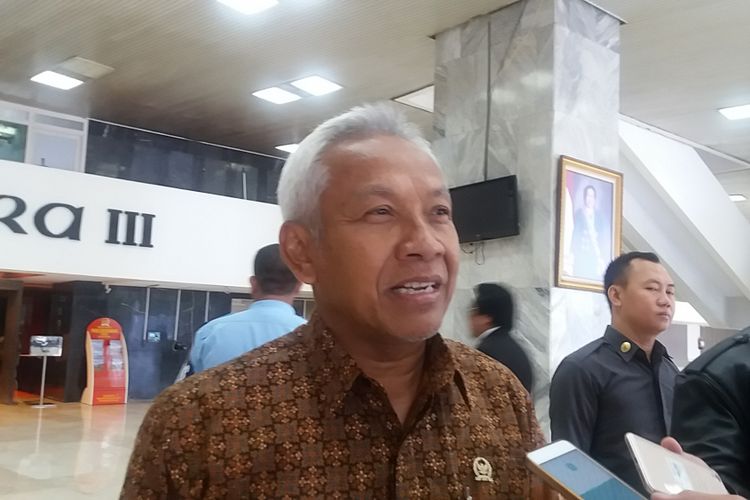 Wakil Ketua DPR RI Agus Hermanto di Kompleks Parlemen, Senayan, Jakarta, Kamis (15/12/2017).