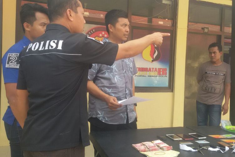 Aparat kepolisian di Kabupaten Bone, Sulawesi Selatan mengamankan sejumlah barang bukti dari tangan seorang dukun gadungan. Senin, (18/12/2017).