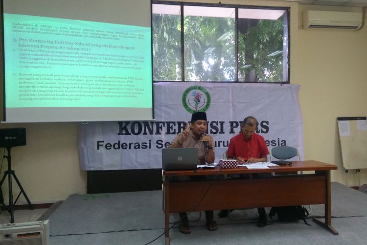 Sekretaris Jenderal Federasi Serikat Guru Indonesia (FSGI) Heru Purnomo (kanan) dan Wasekjen FSGI/Ketua Umum SEGI Jakarta Satriawan Salim (kiri) dalam sebuah diskusi catatan akhir tahun pendidikan sepanjang 2017, di LBH Jakarta, Selasa (26/12/2017).
