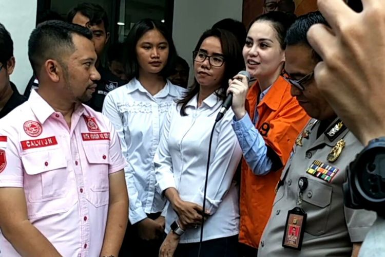 Jennifer Dunn (berpakaian oranye) di Ditres Narkoba Polda Metro Jaya, Jakarta Selatan, Selasa (2/1/2018). Dia ditangkap dalam kasus kepemilikan narkoba.