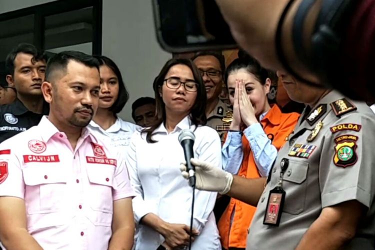 Jennifer Dunn (berpakaian tahanan warna oranye) di Polda Metro Jaya, Selasa (2/1/2018).