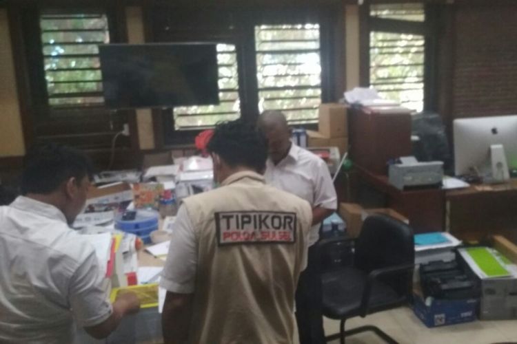 Tim Tindak Pidana Korupsi (Tipikor) Direktorat Reserse Kriminal Khusus (Dit Reskrimsus) Polda Sulsel melakukan penggeledahan di kantor Balai Kota Makassar, Rabu (3/1/2018).