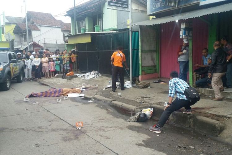 Petugas sedang melakukan olah TKP penemuan mayat dengan luka-luka di pinggir Jalan Raya Bandung - Garut, Dusun Warung Cina, Rt 03/03 Desa Mangunarga Kecamatan Cimanggung Kabupaten Sumedang, Kamis (4/1/2018). 