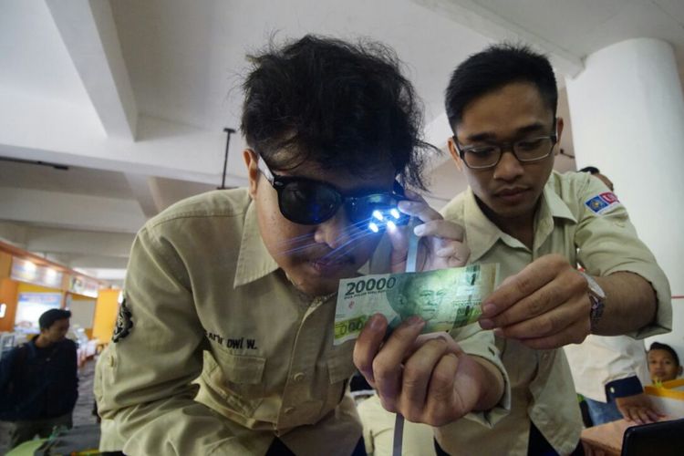 Alat pendeteksi uang untuk penyandang tunanetra buatan mahasiswa Universitas Muhammadiyah Malang (UMM) 