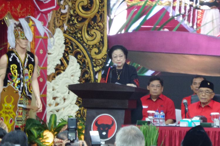 Ketua Umum PDI Perjuangan Megawati Soekarnoputri mengumumkan calon gubernur dan wakil gubernur di Kantor DPP PDI Perjuangan Jakarta, Minggu (7/1/2018).