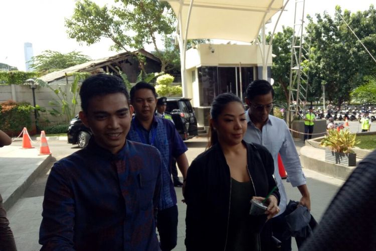 Putri mantan Ketua DPR Setya Novanto, Dwina Michaella (jaket hitam) diperkait kasus e-KTP, Rabu (10/1/2018).