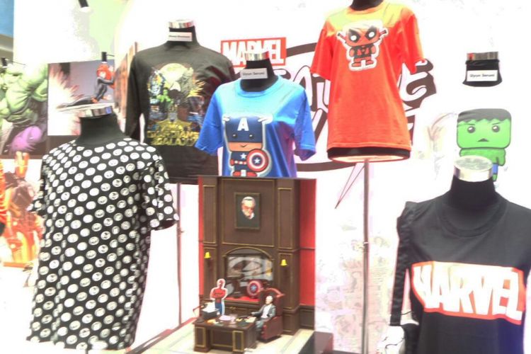 Beberapa produk kerjasama Marvel dan desainer lokal Indonesia dipamerkan pada acata Marvel Creative Day Out di Binus University, Jakarta Barat, Jumat (12/1/2018).