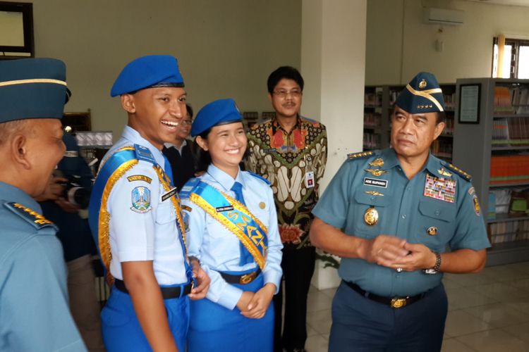 Kepala Staf TNI Angkatan Laut (KSAL) Laksamana Ade Supandi saat berkunjung ke SMA Negeri Taruna Nala Jawa Timur yang ada di Tlogowaru, Kota Malang, Selasa (16/1/2018)