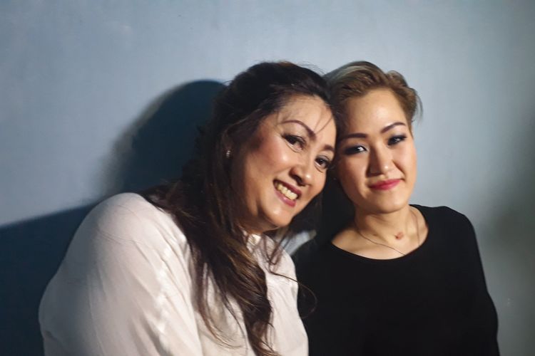 Gitaris Vanesha Melodya bersama sang ibu, Lilian Angel saat ditemui di kawasan Tendean, Jakarta Selatan, Rabu (24/1/2018).