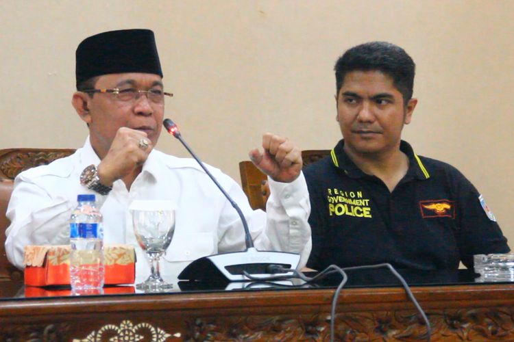 Wali Kota Mataram, Ahyar Abdul menunjukkan gaya siaga pesilat, dalam jumpa pers, Jumat (26/1/2018) untuk mengklarifikasi soal  tendangannya ke Polisi Pamong Praja, yang viral di medsos belakangan ini.