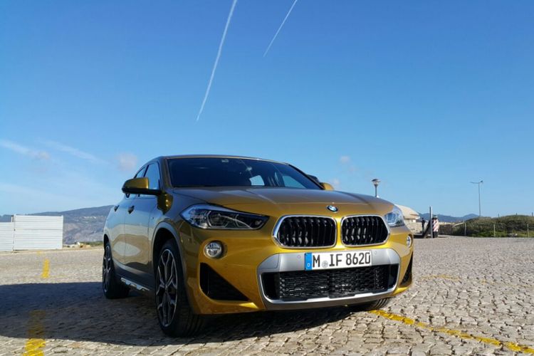 BMW X2 M Sport berpose di tengah perjalanan menyusuri Samudera Atlantik, Portugal, Sabtu (27/1/2018)