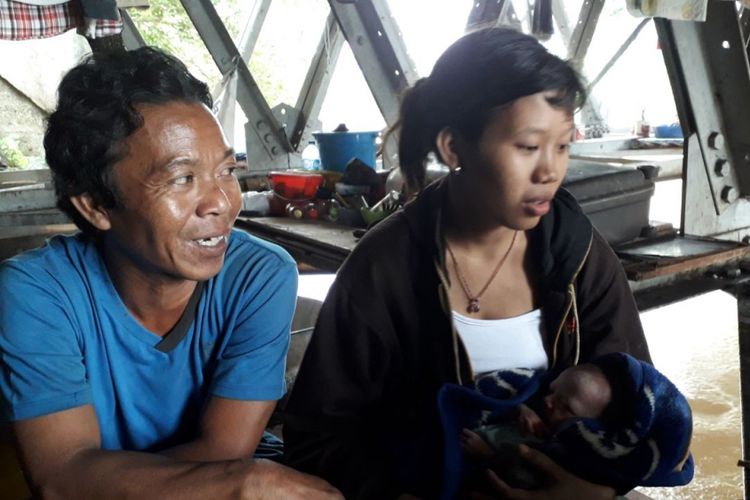 Keluarga bayi Khaidar Ali yang berusia 15 hari hidup di kolong jembatan kawasan Pasar Rumput, Setiabudi, Jakarta Selatan bersama kedua orang tuanya Mahmud (34) dan Nurjana (15) saat ditemui Kompas.com pada Selasa (6/2/2018).