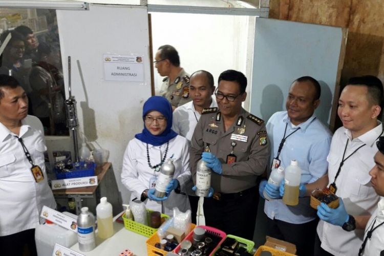 Kabid Humas Polda Metro Jaya, Kombes Argo Yuwono dan Kepala Balai Besar POM DKI Jakarta Dewi Prawitasari saat merilis pengungkapan kasus produksi parfum palsu di Tamansari, Jakarta Barat, Rabu (7/2/2018).