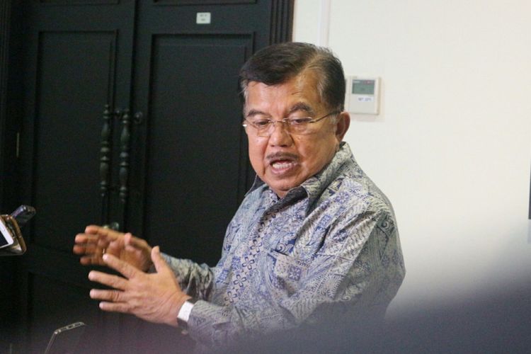 Wakil Presiden RI Jusuf Kalla ketika memberikan keterangan kepada awak media di kantor Wakil Presiden RI, Jakarta, Selasa (13/2/2018).