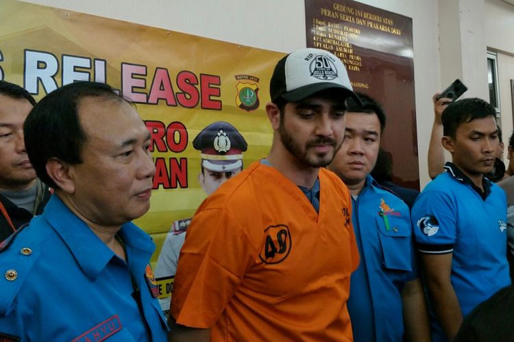 Artis peran Fachri Albar saat polisi merilis penangkapannya atas dugaan penyalahgunaan narkoba di Mapolres Metro Jakarta Selatan, Rabu (14/2/2018).