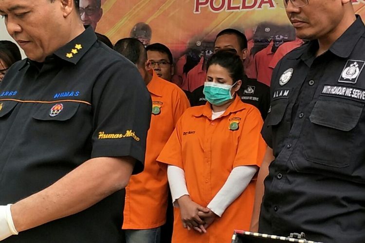 Jumpa pers pengungkapan kasus dugaan penyalahgunaan narkoba yang menjerat putri penyanyi dangdut Elvy Sukaesih, Dhawiya Zaida, di Mapolda Metro jaya, Jakarta Selatan, Sabtu (17/2/2018).