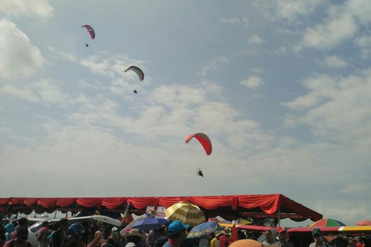 Paramotor di Jogja Air Show 2018, di Pantai Depok, Bantul berhasil Memecahkan Rekor Nasional