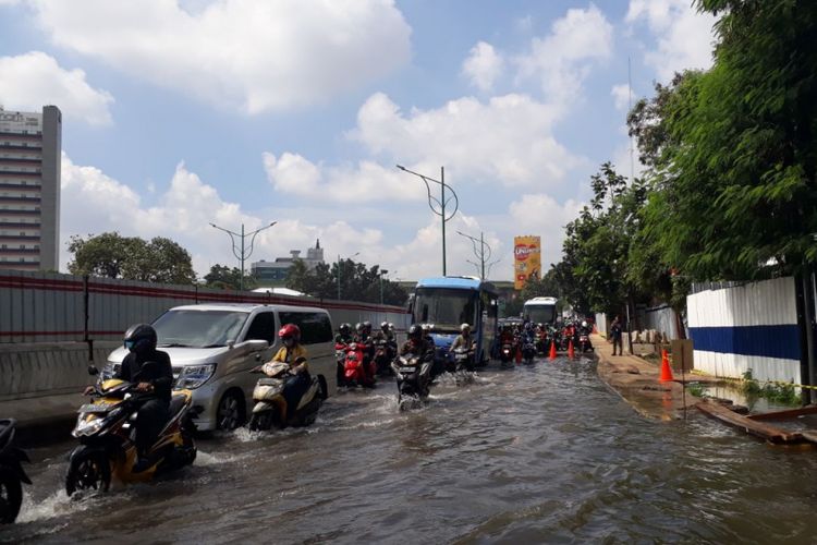 Jalan Terusan HR Rasuna Said dari arah Mampang menuju Kuningan, Jakarta Selatan, tergenang air, Selasa (20/2/2018). Akibatnya, arus lalu lintas di kawasan tersebut tersendat. 