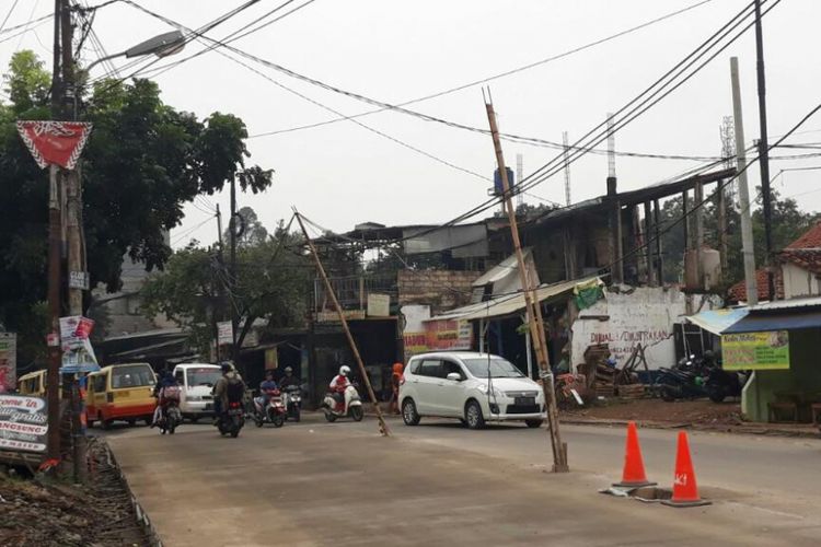 Kondisi kabel menggantung yang disangga menggunakan bambu di Jalan Kyai Haji M Usman, Beji Depok, Rabu (28/2/2018).
